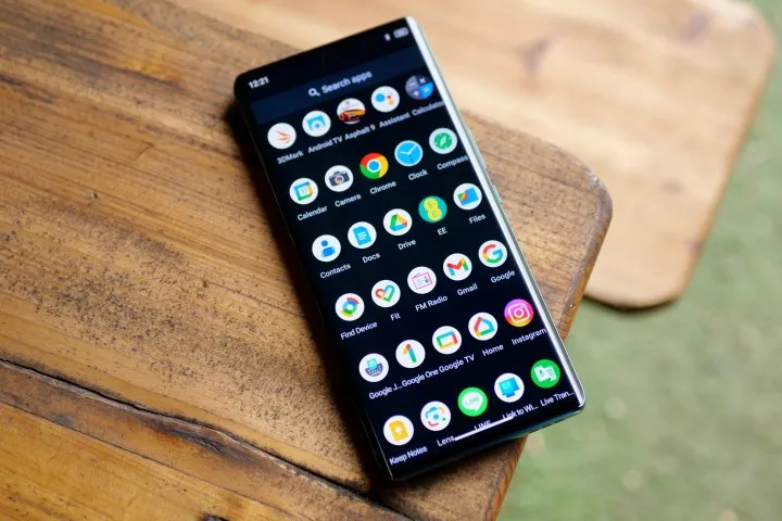 Bu ucuz Android telefondan nefret edeceğimi düşündüm. Yanıldığımı kanıtladı